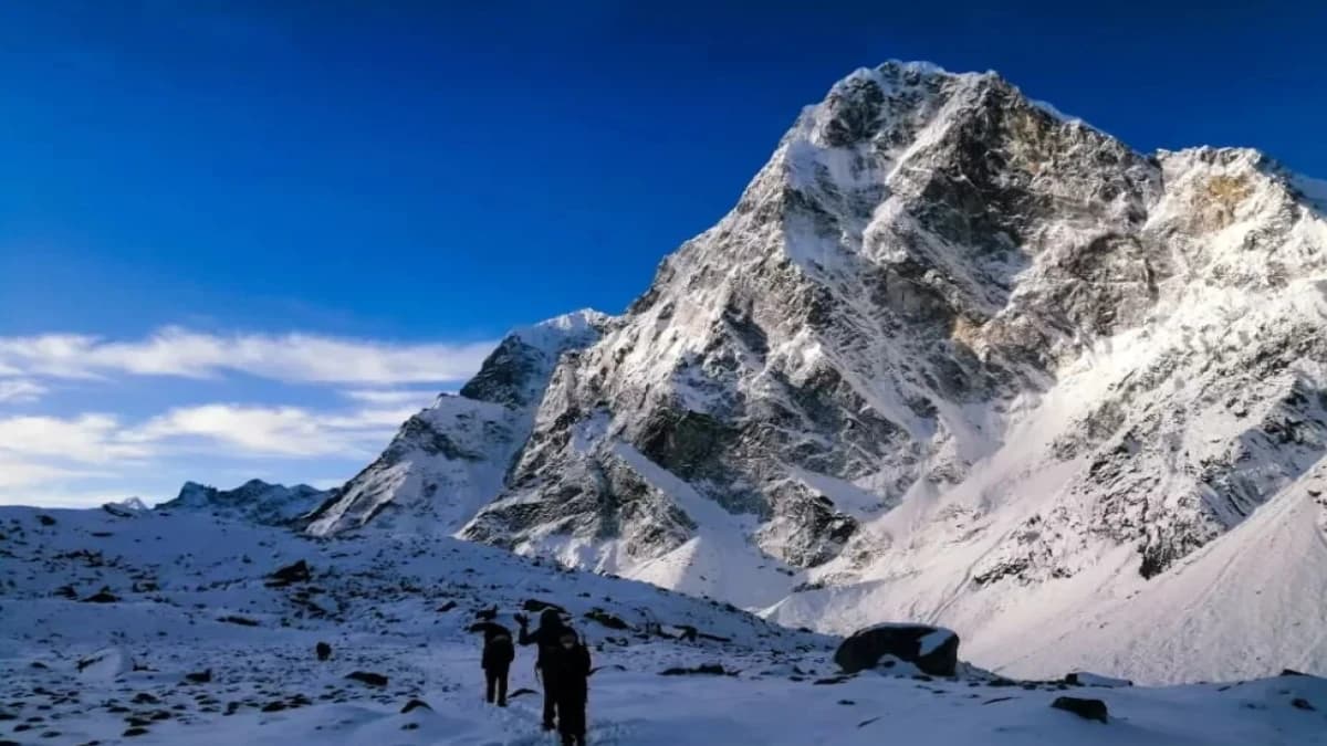 on the way to ebc chola pass trek