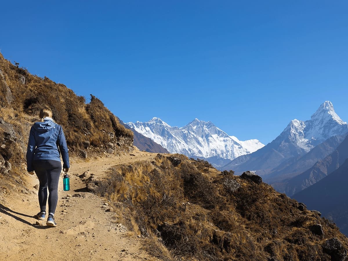solo man walking on the way to chola pass trek