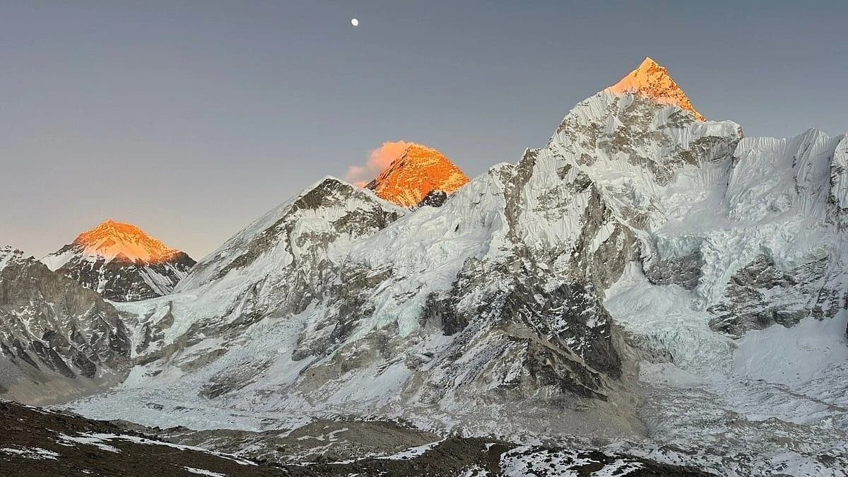 sun rise from everest three pass trek
