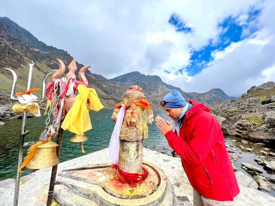 man worshiping in gosaikunda lake